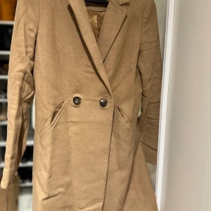 Kappa från Massimo Dutti - Fin och stilig kappa från Massimo Dutti, lite små knopper som syns på bilden och som går att ta bort. Inga andra skråmor.
