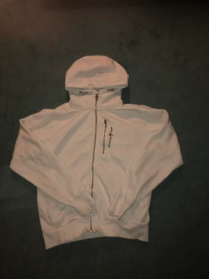 Sailraicing hoodie - Sailracing hoodie i vit, skick 7/10 Lite slitning vid ärmarna annars inte mycket mer än så, skriv för frågor!