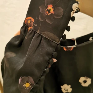 Svart Blousoun med Blommor  - Köpt 1200kr