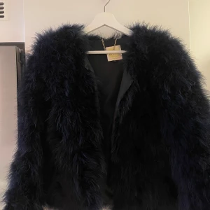 Pälsjacka  - En äkta pello bello päls jacka i super fint skick använt den Max 3 gånger då de inte riktigt va min stil tyvärr. Mörkblå färg och äkta päls. Är i storlek M men skulle säga att den är lite mindre i passformen så passar en S 