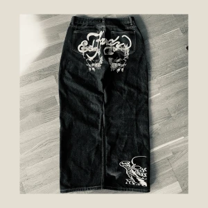 Ed hardy jeans baggy 33 - Det är riktigt fina baggy ed hardy byxor med storlek 33 pris kan alltid diskuteras 😻😻