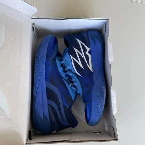 MB.02 blazing blue low - Strlk 40.5 Skick 4/10 Bra och populära basketskor/inomhusskor Nyköp 1200kr