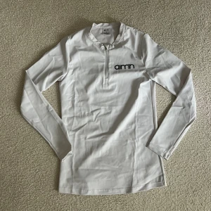 Träningstopp - Långärmad träningstopp från Aim’n. Bra skick. Texten har spruckit lite i tvätten. 
