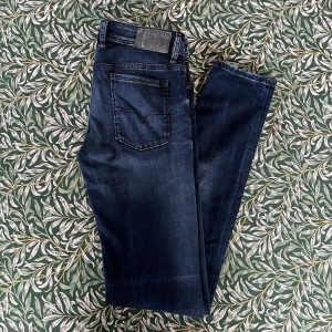 Diesel Jeans - Tja! Säljer nu dessa sjukt feta och sprillans nya diesel jeans som är slimfit i storlek 29:34. Färgen passar perfekt nu inför våren. Skicket är 10/10, helt nya. Nypris ligger 2000 kr. Vid fler frågor/bilder är det bara att skriva!