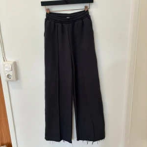 Mjukis byxlr - Oanvända mjukisbyxor från bikbok