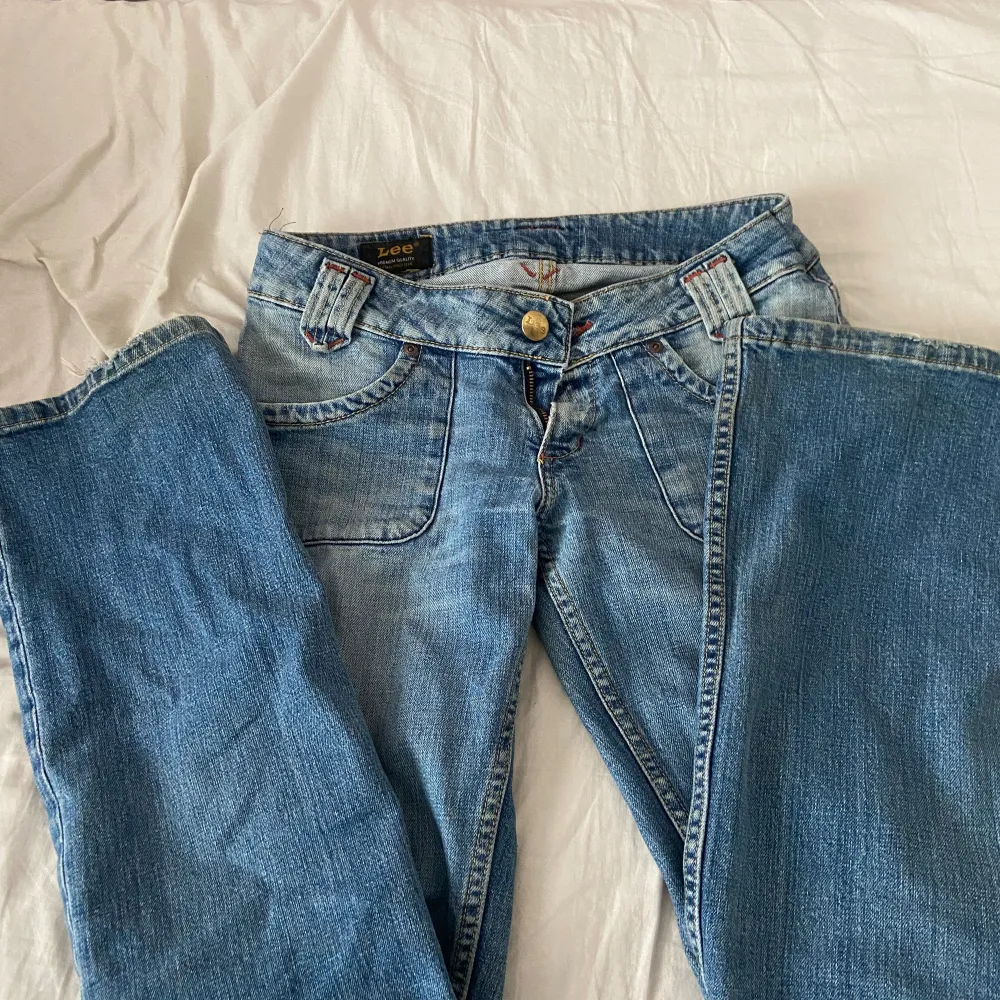 ljusblåa lågmidjade jeans ifrån Lee, strl Xs, pris går att diskutera💕. Jeans & Byxor.