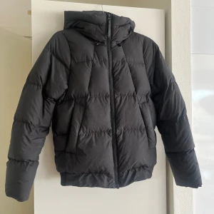 Peak performance puffer jacket - Perfekt puffer i fint skick, modell w air f som nu inte går att köpa länge. 