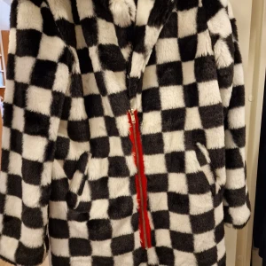 pälsjacka current mood - pälsjacka från current mood i mkt bra skick. strl L, når till halva låret på mig som är 160 cm. kan skicka fler bilder på begäran!