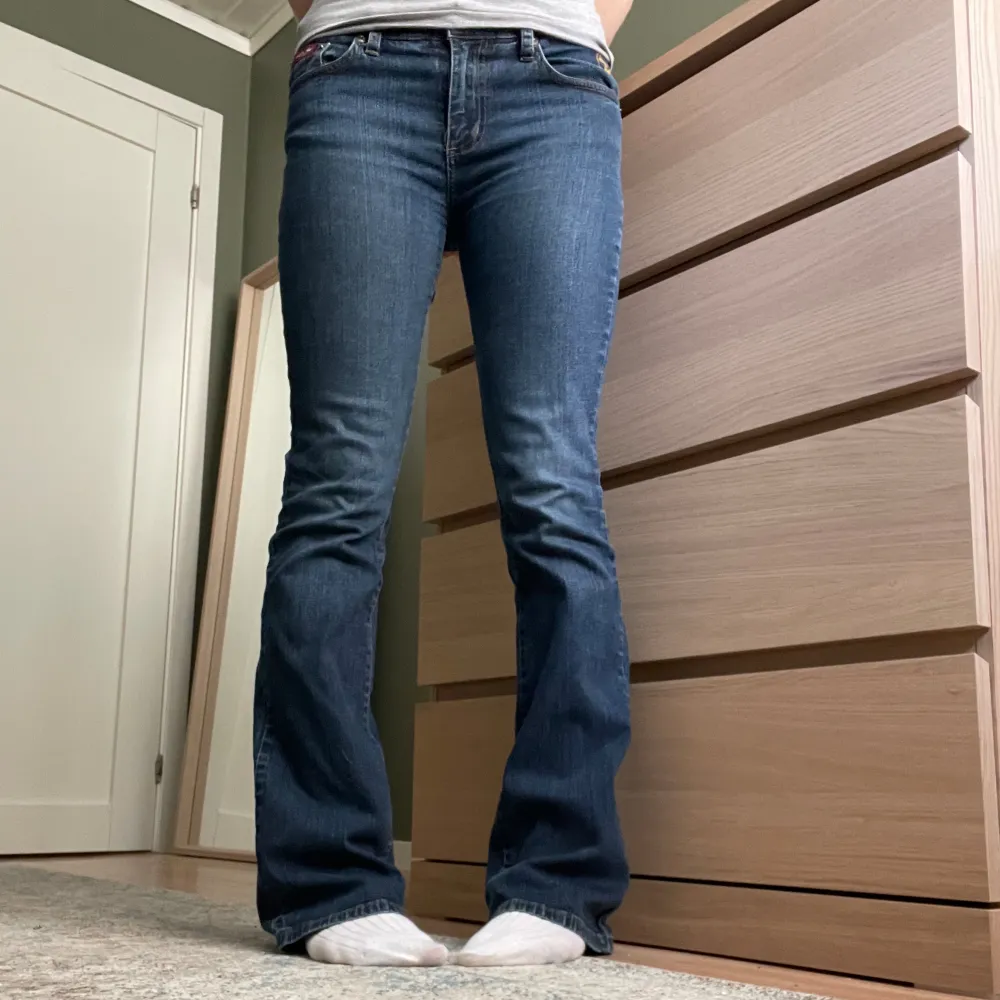 lågmidjade baby phat jeans med bootcut! super populära under tidigt 2000-tal🥰midjemått tvärsöver är ca 37, rise 19 och innerbenslängden är 82🫶lite långa på mig som är 167. två defekter (se bild 4&5) men annars i bra skick😊. Farkut & Housut.