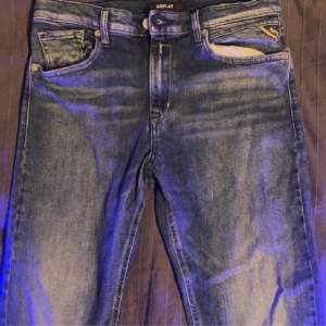 Ett par skit snygga Replay jeans som är mycket inne i stilen just nu. Inga skador eller defekter. Skriv om ni har frågor.