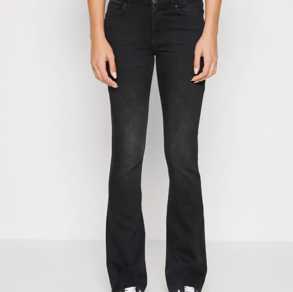 As snygga bootcut jeans från ONLY. Använt fåtal gånger, inga defekter. Strl L,34. (Är 178) köpta för 500kr säljer för 370kr + frakt . Jeans & Byxor.