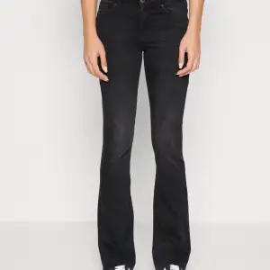 As snygga bootcut jeans från ONLY. Använt fåtal gånger, inga defekter. Strl L,34. (Är 178) köpta för 500kr säljer för 370kr + frakt 