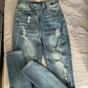 Fashionnova jeans  - Aldrig använda, tight i midjan och köpta för flera år sen men har aldrig kommit till användning tror inte dom finns kvar på fashionnovas hemsida längre🩷