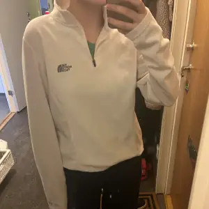 Fleece halfzip från the North face. Står strl L i lappen men jag är en XS för referens