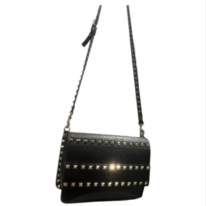 Valentino väska  - säljer nu min valentino väska då den inte kommer till användning längre❤️ den är väl använd men väldigt bra skick. Lädret är lite slitet bak på väskan men inget man ser när man bär den🌸