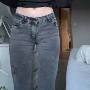 Gråa lågmidjade jeans  - Super fina gråa lågmidjade jeans som sitter perfekt på mig som är 169 lång och har storlek 34 i byxor. Skriv vid fler funderingar 💕