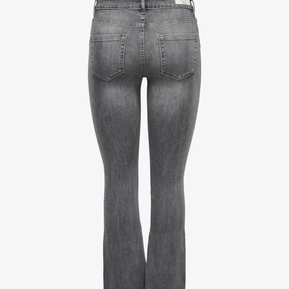 Säljer gråa bootcut jeans från Only, använt cirka 5 ggr, helt som nya! Storlek: S med längden 32 Ord pris 500kr säljer för 300kr. Jeans & Byxor.
