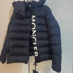 Säljer en Moncler Ume jacka. Nyskick och har aldrig använt den. Kontakta gärna om ni har fler frågor.