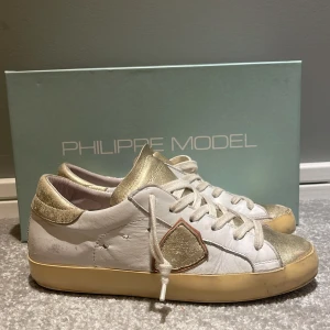 Philippe Model  - Säljer dessa sjukt snygga Philippe model skor i storlek (37,5) men passar absolut 38. Skorna har defekter men är fortfarande i bra skick. Tveka inte att höra av dig vid frågor 🙏