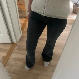 Lågmidjade bootcut jeans  - Säljer dessa fina jeans från Cross Jeans. Säljer eftersom de är för små. 