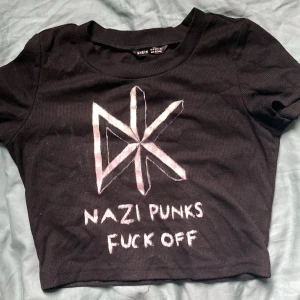 Dead Kennedys svart magtröja - Ribbad magtröja från shein som jag har målat själv på med tygfärg. Köpt för tre år sedan, använd ungefär 3 ggr.
