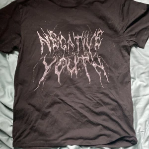 Svart T-shirt med diamanter - Svart T-shirt från shein 50% polyester 50% bomull. Det står negative youth med silvriga och svarta stenar/diamanter, inga saknas. Använd ett fåtal gånger.