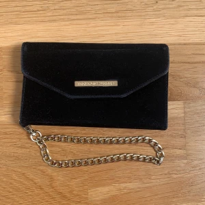 Otroligt snyggt Ideal of Sweden skal!💓 - Otroligt snyggt Ideal of Sweden skal som knappt är använt! Skalet passar både på iPhone XS och iPhone XR. Två skal ingår i priset och det ”vanliga” skalet sätts på genom magnet på plånboksskalet. Skalet går inte att hitta på hemsidan längre.💓