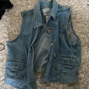 Jeansväst!! - En snygg blå jeansväst med silverknappar och detaljer, aldrig använd😆