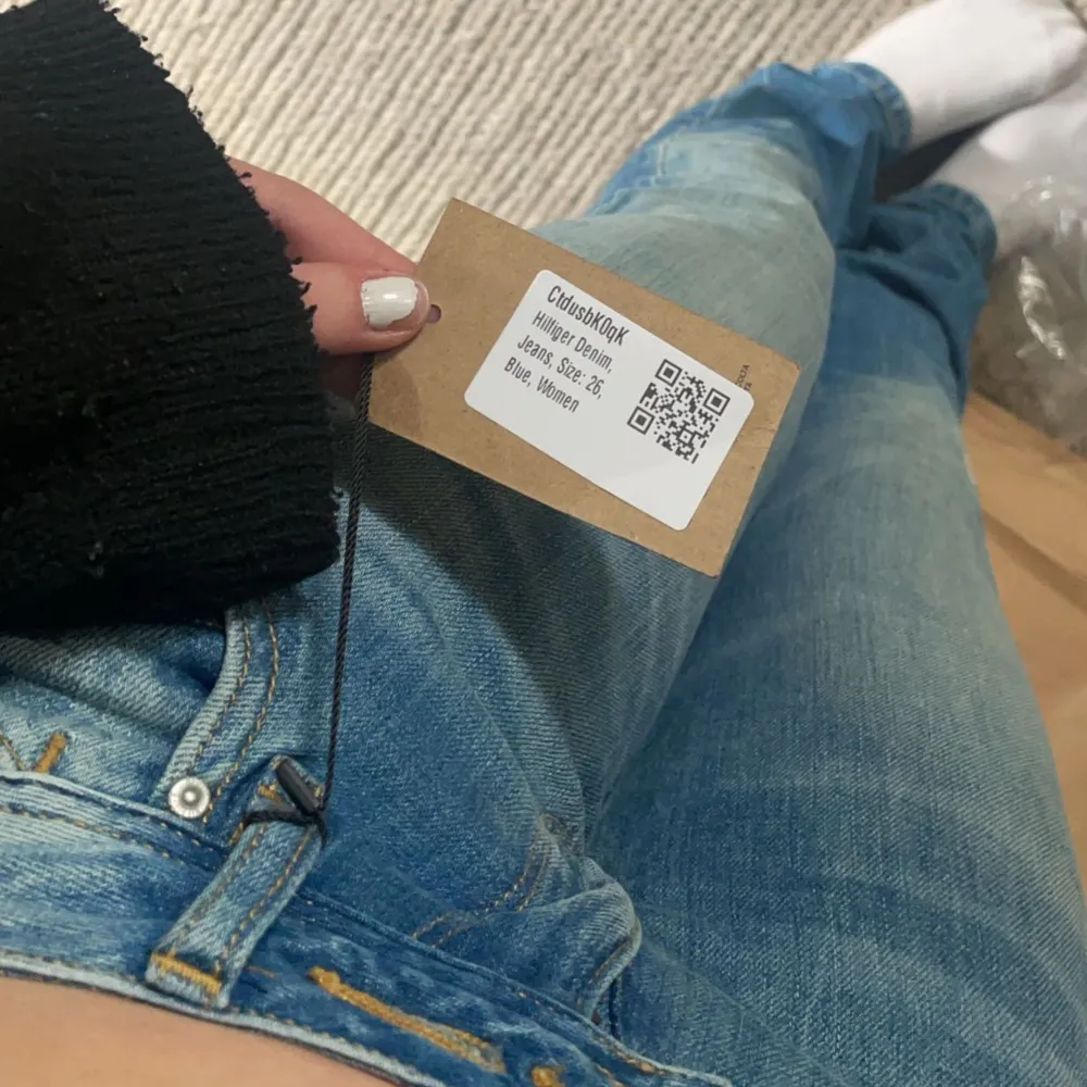 Säljer nu dessa jättefina lågmidjade byxor som tyvärr inte passade, därför är lappen kvar och de är helt oanvända❤️ Lite långa på mig som är ish 167, skriv för mer mått eller andra funderingar❤️. Jeans & Byxor.