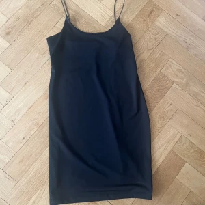 Tight svart klänning från Bikbok  - Svart klänning med tunna band. Storlek S från bikbok.