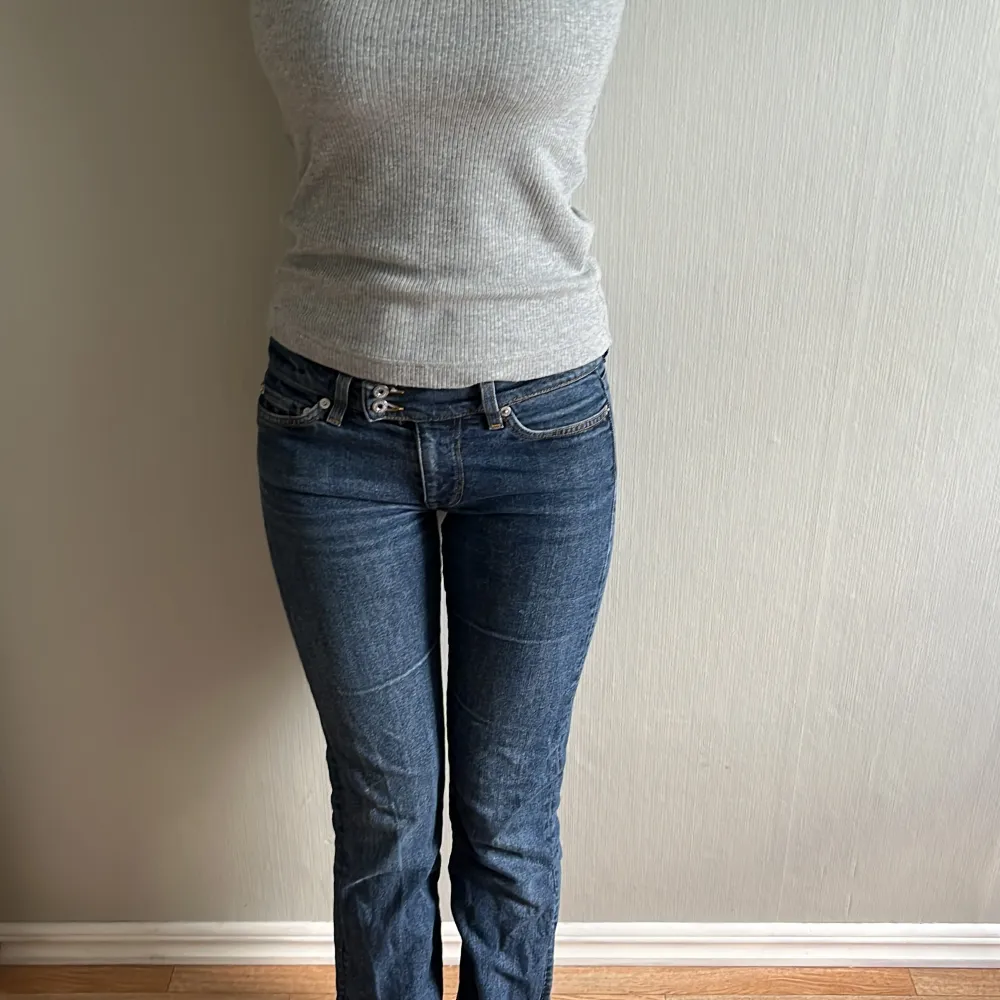 Jätte fina mörkblå jeans i bra skick . Jeans & Byxor.