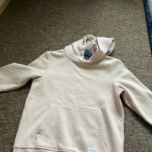 Beig hoodie -  Säljer den här Hudin för att jag inte använder längre längre den här i bra skick tjock varm har inte använt så många gånger jättefin gosig