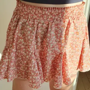 Jätte fin sommrig kjol med blommrigtmönster från SHEIN i storleken XS. 