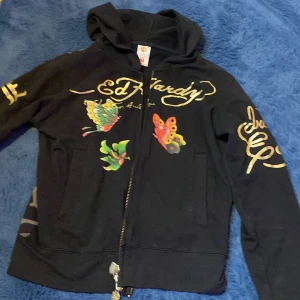 Ed hardy zip up (!!läs beskrivningen!!) - Super fin ed hardy hoodie med rhinestones, står att den är storlek medium i men är snarare en S. Priset kan diskuteras. !!obs dragkedjan är trasig och går inte att stänga!!