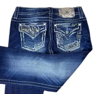 Miss Me jeans i modellen ”signature/boot” midjemåttet rakt över är 38cm. Ytterbenet 110cm och innerbenet 89cm. Jeansen är som helt nya. Kontakta vid intresse!