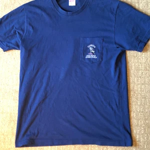 Supreme T-shirt  - Fräsch och snygg T-shirt. Har bra passform genom att den är lite lös.  Snålt andvänd då den var ett fel köp. Snygg att ha till sommaren och passar bra till det mesta.