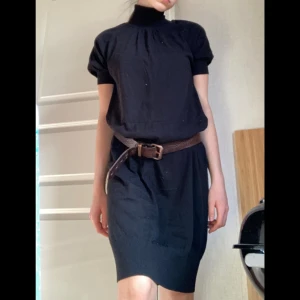 Klänning - Elegant och klassiks svart finstickad klänning från italienska märket Pietro Filipi.🩶Jätte skönt material! Passar alla storlekar beroende på hur man vill att den ska sitta, själv har jag S för referens. Nyttskick!  Köpt för 799kr och säljer för 350kr