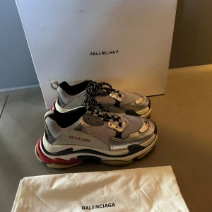 Balenciaga Triple S 42 - Balenciaga Triple s storlek 42. Sällsynt färgkombination. Använda en gång. Perfekt skick. Dustbag samt shoebox ingår. Texten på lådan har slitits bort en del. 