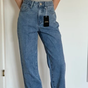 Blåa baggy jeans  - OANVÄNDA baggy jeans. Dom är helt oanvända från NVFelix. 
