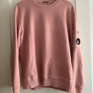 Cp Company - Säljer min cp company tröja då den har blivit för liten. Jätte bra skick!