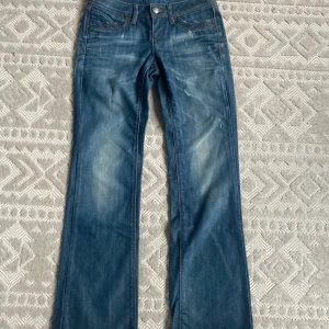 Lowwaist Only Jeans - Raka  lågmidjade jeans från Only. W27, L32 och skulle säga att de passar någon som vanligtvis har 36/34. Aldrig använda då de var för små för mig. Midjemått: 37cm. Innerbenslängd: 78cm. Använd gärna köp nu💞