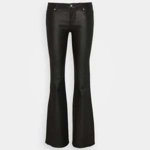 Only skinnbyxor  - Säljer ett par superfina skinnbyxor från only, inga defekter så därför i nyskick, hör av er om ni har frågor eller annat💞