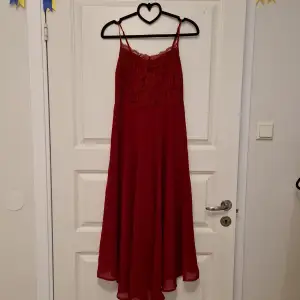 En härlig röd klänning som är använd ett fåtal gånger.