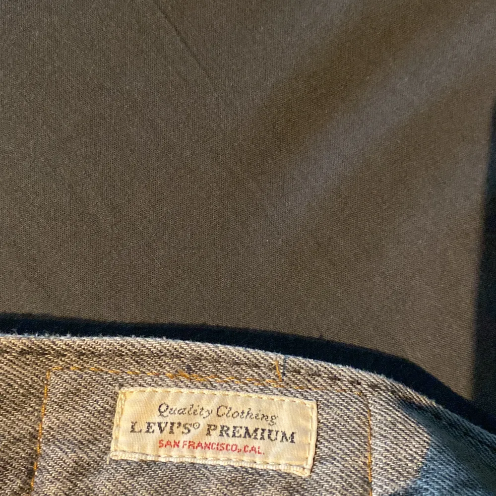Det är ett par feta Levis jeans i färgen grå. Skick 8/10 och storlek W29 L30 . Jeans & Byxor.