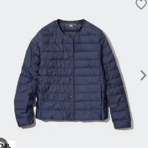 Uniqlo jacka - Säljer min marinblå jacka från uniqlo! Perfekt till våren och sommaren😊fint skick, inga defekter!skriv för bilder eller frågor