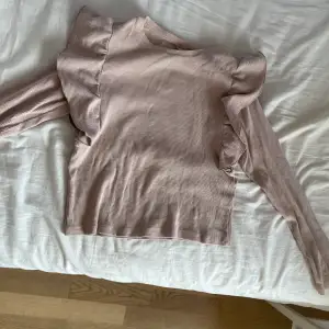 Säljer en tröja från Zara i storlek 152 för använder inte den, den är använda typ 4 gång. Den är i jättebra sick. 