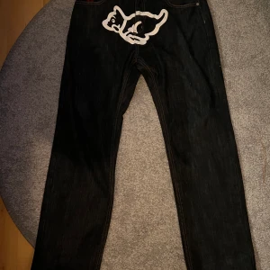 BBC jeans - Sjukt feta, bara använt ett fåtal gånger. Kalltvättad en gång för att få bort fabrikstanken. Hör av dig vid frågor!