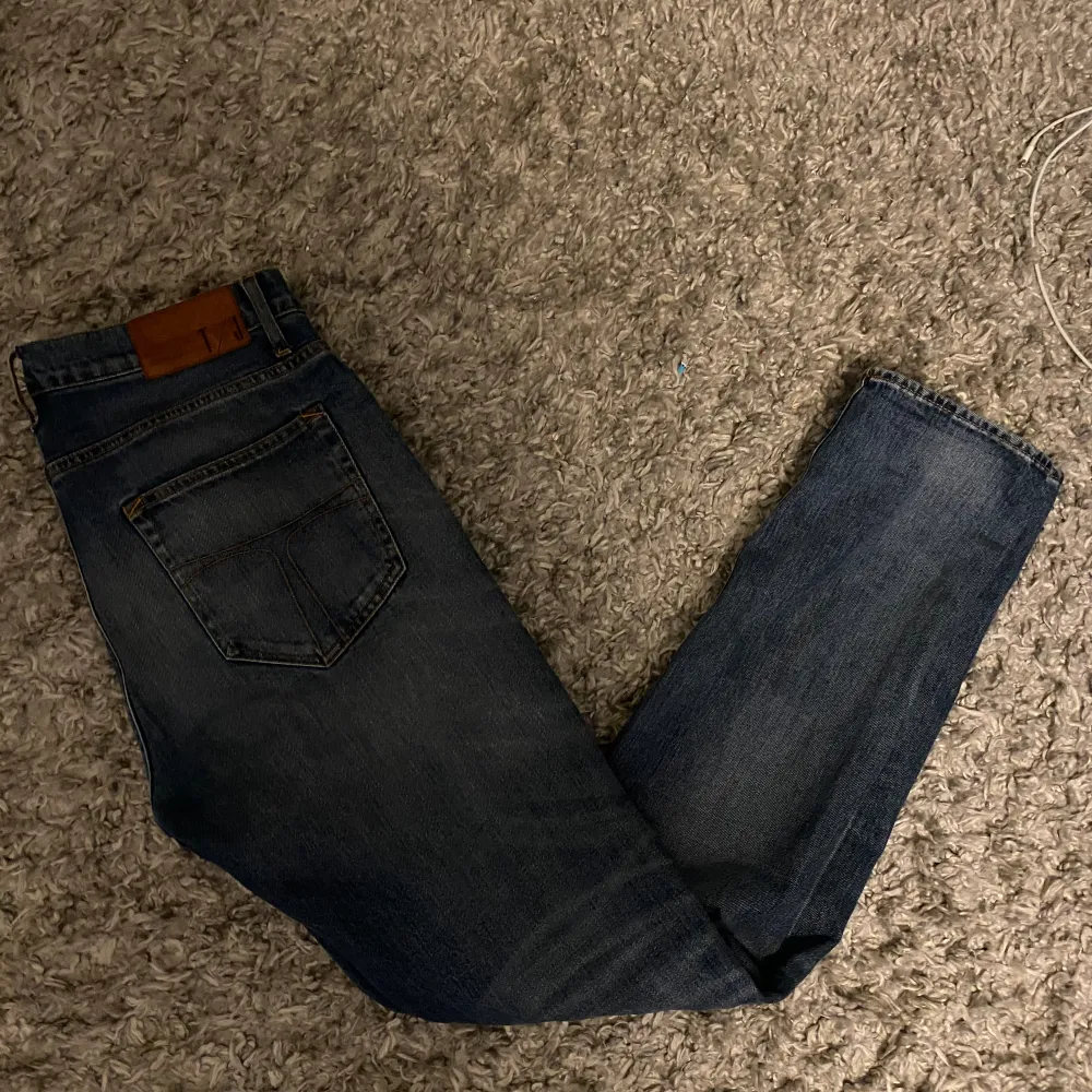 Säljer dessa riktigt snygga jeansen pga att jag inte använder de längre - skick 8/10 - inga synliga tecken på användning! - sitter bra på mig som är 188 - hör av dig vid funderingar!. Jeans & Byxor.
