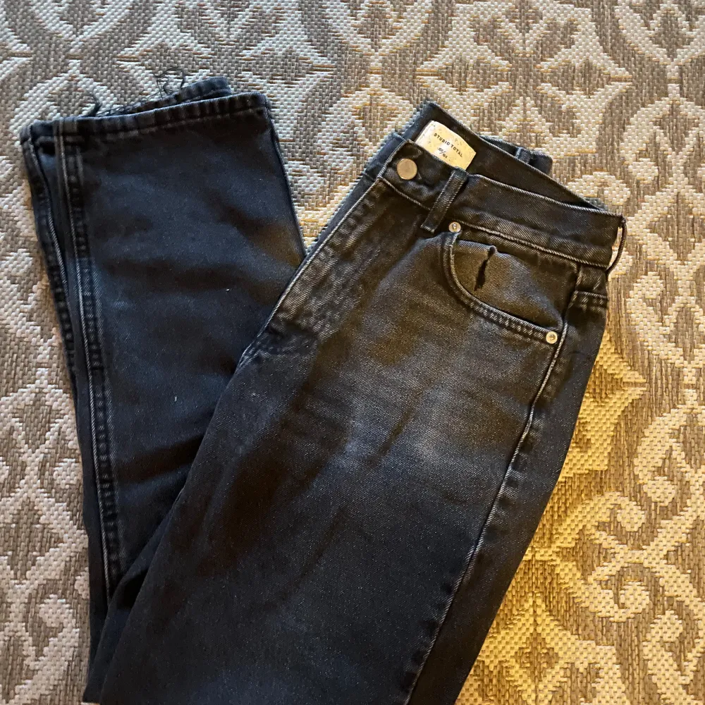 Svarta jeans från studio total, lite slitna i botten men inget annat slitage. Jeans & Byxor.