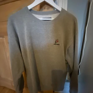 Kenzo Sweatshirt - Kenzo Sweatshirt i fint skick: 7/10,  Använd men inga skador, Storlek M och passar M 